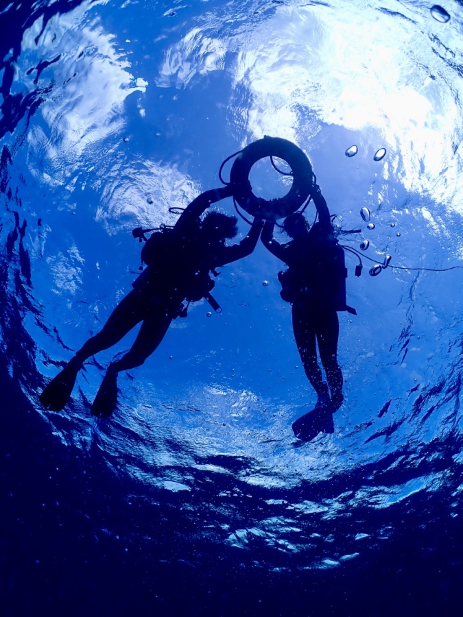 浮き輪を使って呼吸の練習中