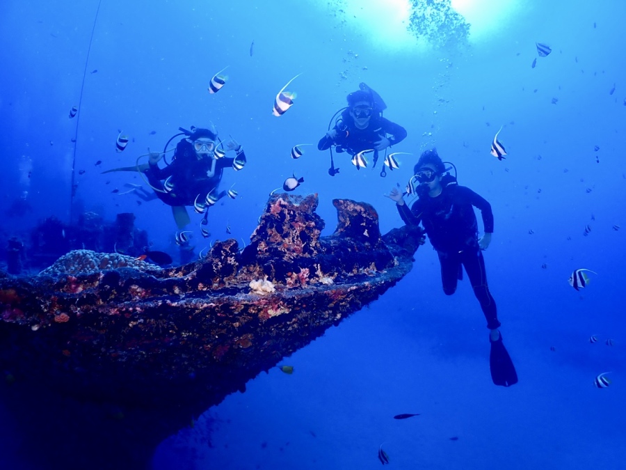 沈船シータイガーの船首で記念撮影
