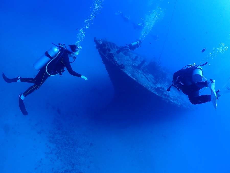透明度抜群のハワイの海で巨大な沈船シータイガーへ向かうダイバー