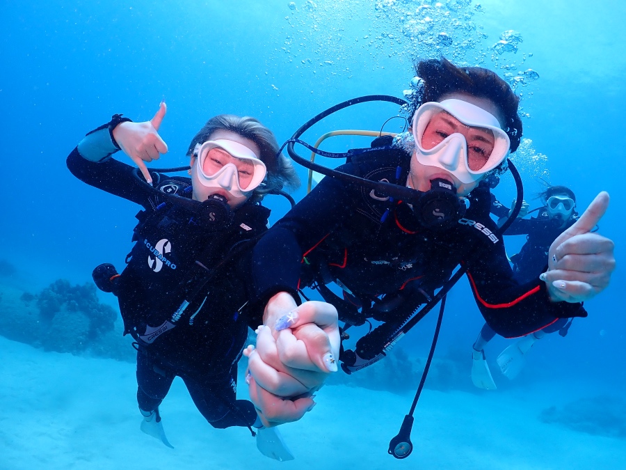 透明度抜群のハワイの海でシャカサインをする体験ダイビングのお客様