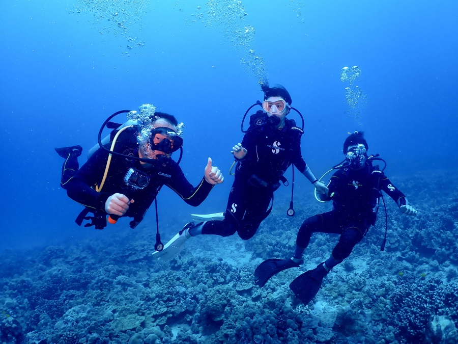 ハワイの海でCカード取得後初のファンダイビングを楽しむ親子3名様