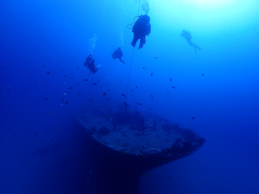 ハワイのクリアな青い海でロープをつたい水深30mの沈船シータイガーへ潜降するファンダイバー