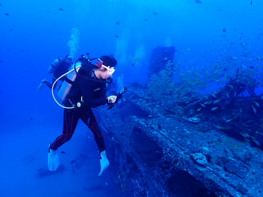 ハワイの水深30mに沈む沈船シータイガーの甲板で撮影を楽しむファンダイバー